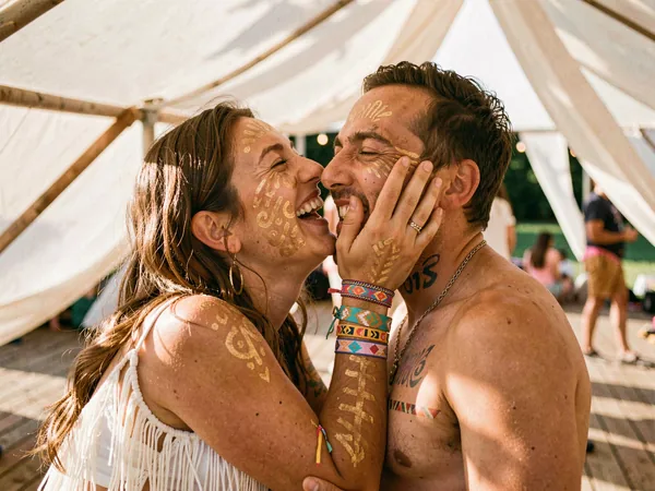 Scene General 02 Couple Laughing at Taste of Love Tantra Festival